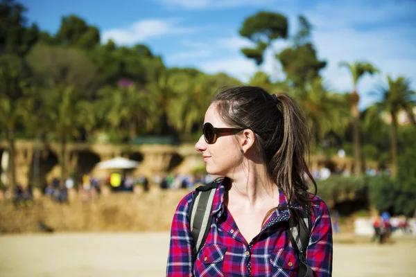 Turist i park med håndflater – stockfoto