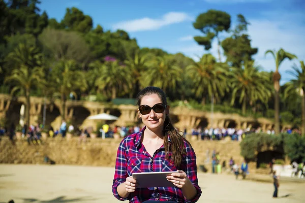 Turist i park med palmer — Stockfoto