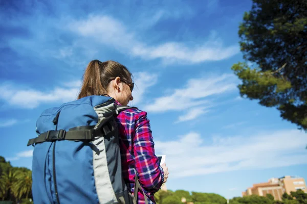 Turista con zaino — Foto Stock