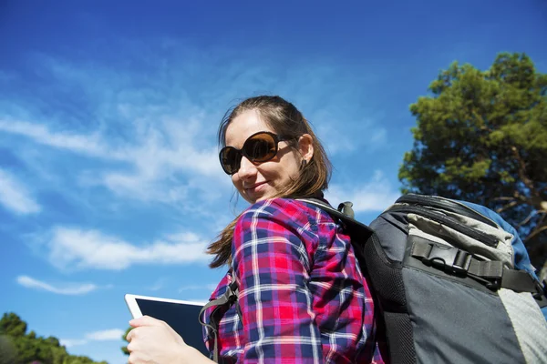 Turista utilizzando tablet digitale — Foto Stock