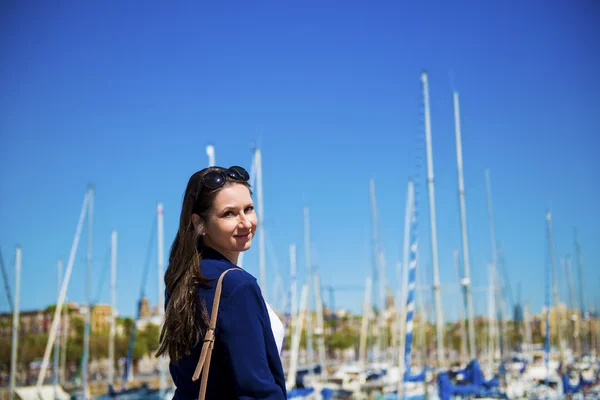 Vrouwelijke toeristische in boot harbor — Stockfoto