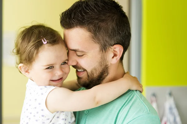 Vater umarmt seine kleine Tochter — Stockfoto
