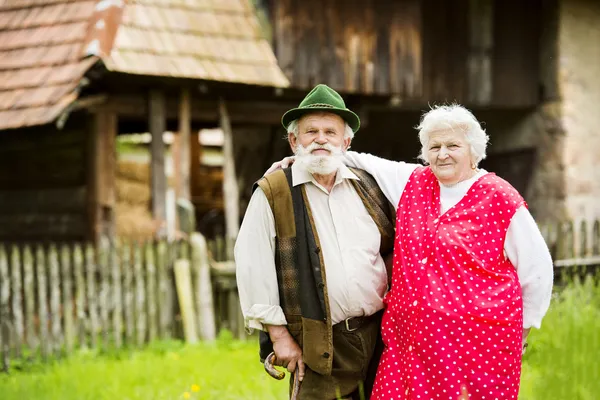 Agricultores em pé junto à sua quinta — Fotografia de Stock