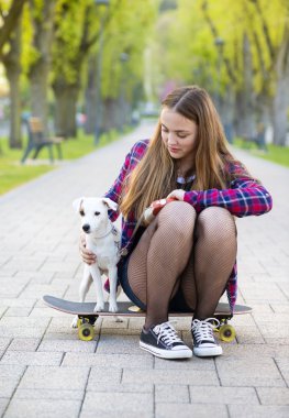Köpeği olan kız.
