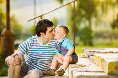 Baba, oğlunun öpüşme