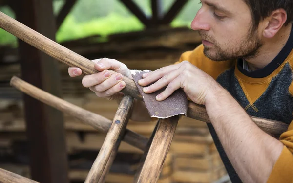 Enlever la peinture de chaise antique — Photo