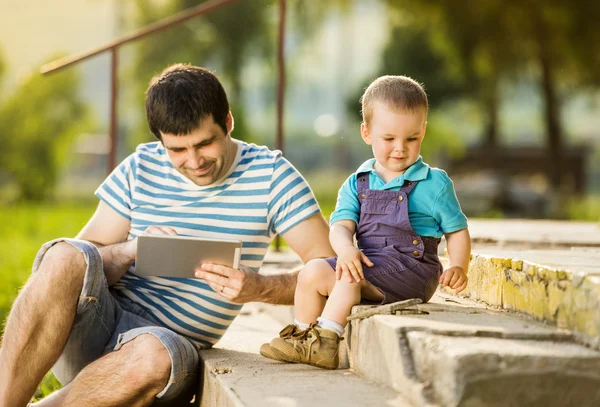 Ayah dan anak dengan tablet digital — Stok Foto
