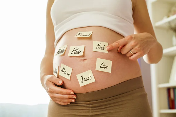 Baby namn på magen — Stockfoto