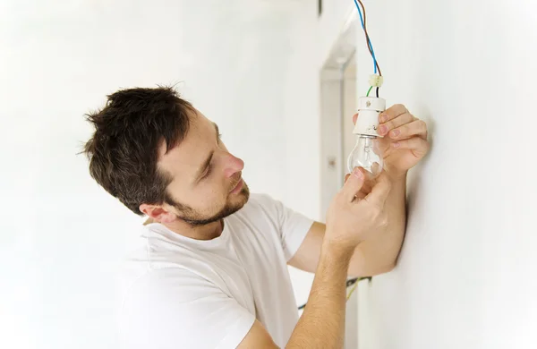 Eletricista instalando luz — Fotografia de Stock