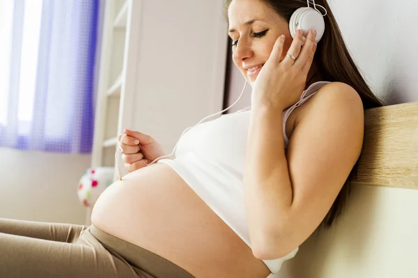 Vrouw naar haar baby luisteren — Stockfoto