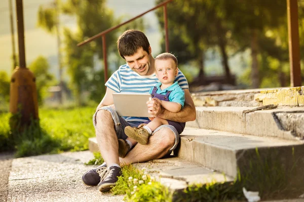 Far och son med digitala tablett — Stockfoto