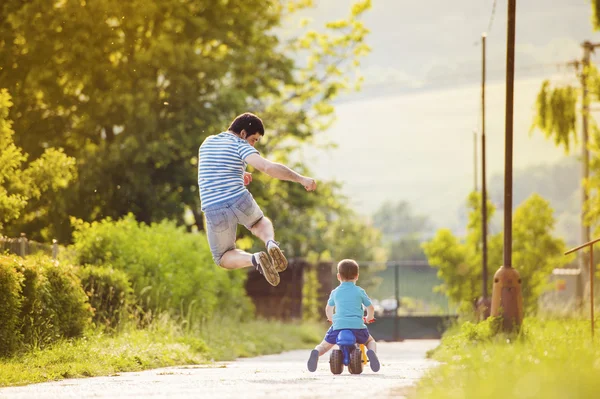 Pai com filho em moto — Fotografia de Stock