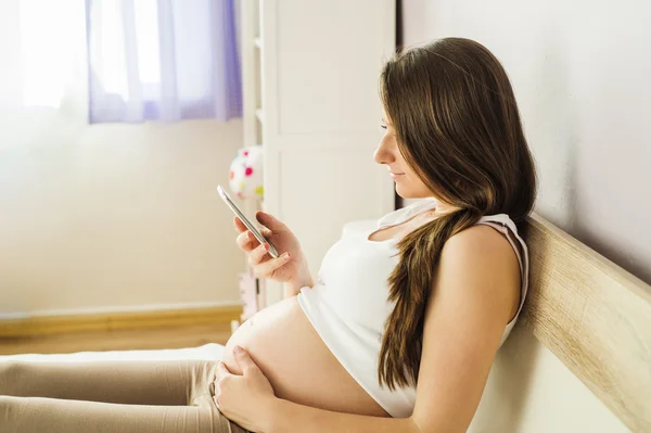 Vrouw met mobiele telefoon — Stockfoto