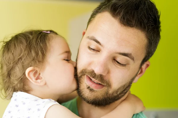 Дочь целует отца — стоковое фото