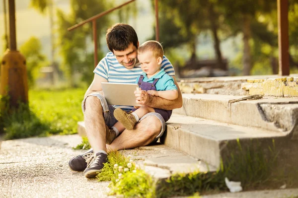 Ayah dan anak dengan tablet digital — Stok Foto