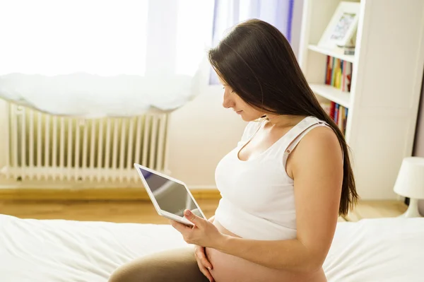 Femme utilisant une tablette numérique — Photo