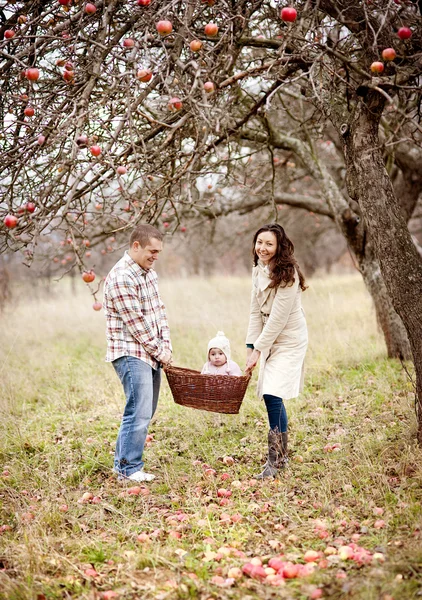 Familia relajándose juntos —  Fotos de Stock