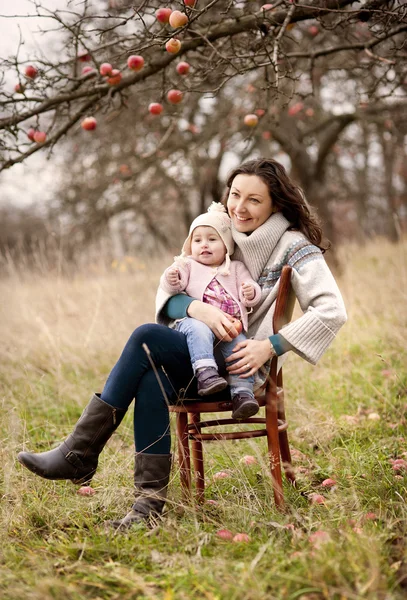 Mamma med dotter i hösten — Stockfoto