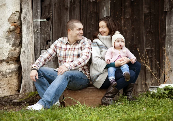 Familjen kopplar av tillsammans — Stockfoto