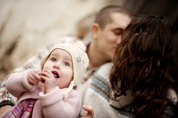 Gelukkige familie in autum aard — Stockfoto