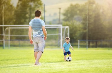 Baba ile oğul futbol oynayan