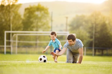 Baba ile oğul futbol oynayan