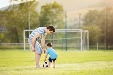 Baba ile oğul futbol oynayan