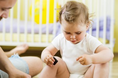 baba ve kızı oynuyor.