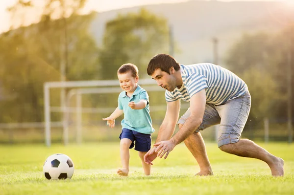 Far med son spela fotboll — Stockfoto