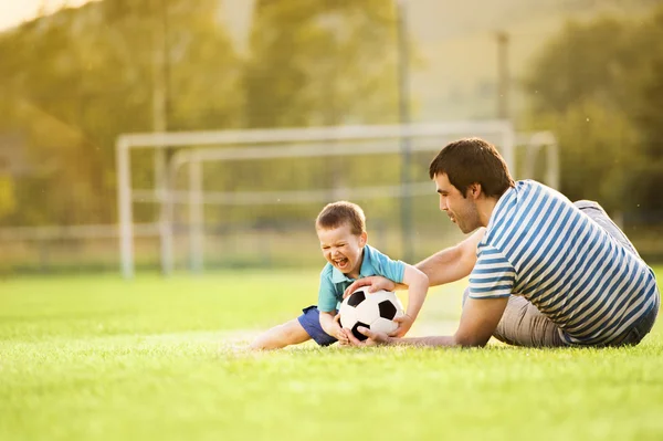 Πατέρα με τον γιο που παίζει ποδόσφαιρο — Φωτογραφία Αρχείου