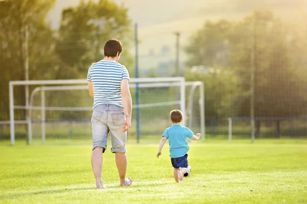 Ojciec z synem, gry w piłkę nożną — Zdjęcie stockowe