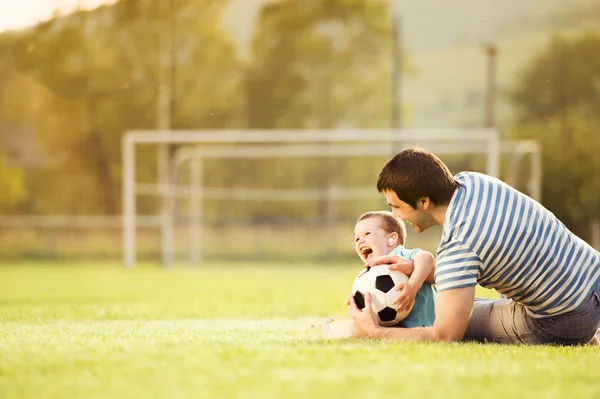 Baba ile oğul futbol oynayan — Stok fotoğraf