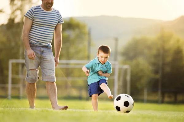 Otec se synem hraje fotbal — Stock fotografie