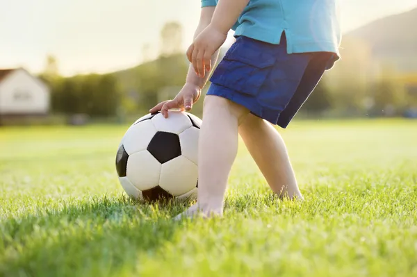 Junge spielt Fußball — Stockfoto