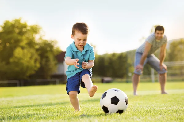 Otec se synem hraje fotbal — Stock fotografie