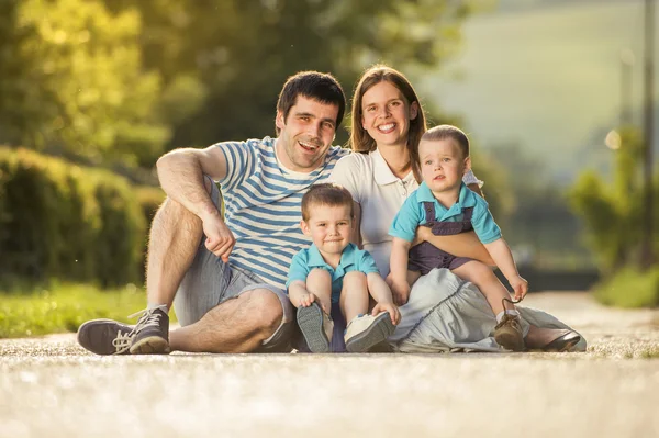 Familj på landsbygden road — Stockfoto