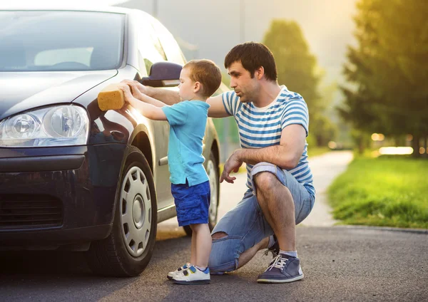 Oğlu yıkama araba ile baba — Stok fotoğraf