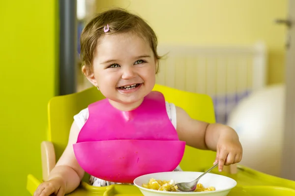 Menina comer lanche — Fotografia de Stock