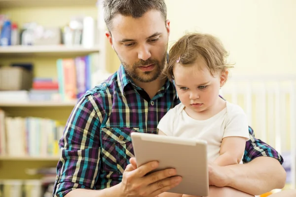 Ayah dan anak menggunakan tablet digital — Stok Foto