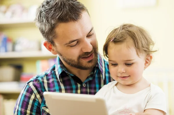 父亲和女儿使用数字平板电脑 — 图库照片