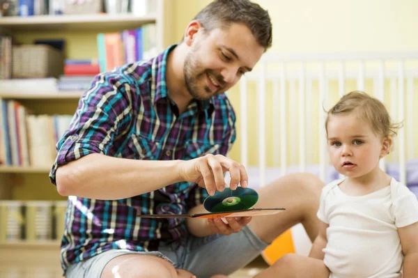 Padre mostrando CD per figlia — Foto Stock