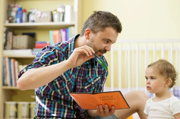 Vater zeigt CD für Tochter — Stockfoto