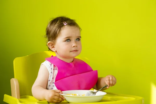 Chica comiendo bocadillo — Foto de Stock