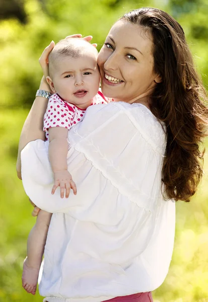 Moeder met plezier met dochter — Stockfoto