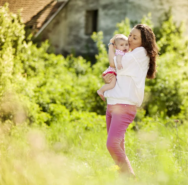 Moeder met plezier met dochter — Stockfoto