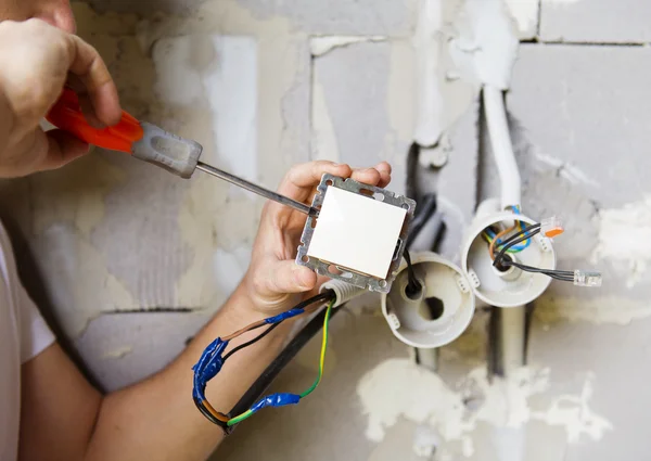 Instalando a luz em uma nova casa — Fotografia de Stock