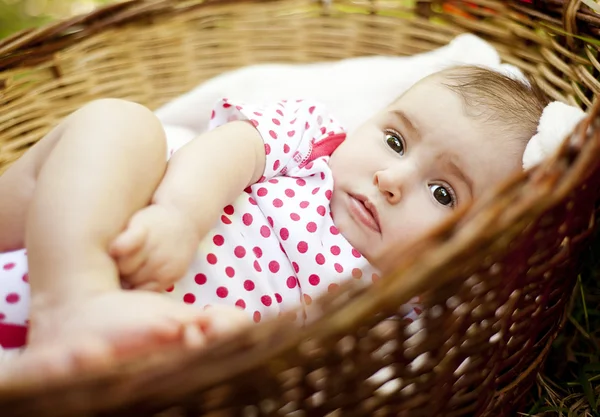 Bebé niña en cesta — Foto de Stock