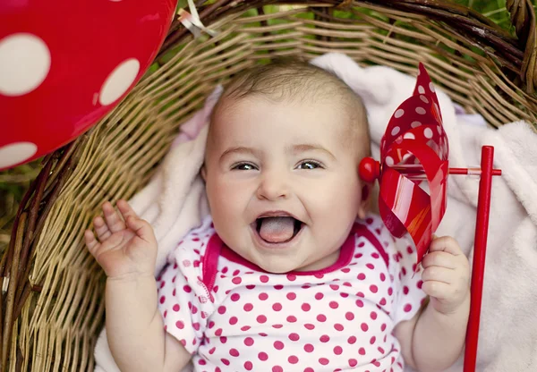 Mädchen liegt im Korb — Stockfoto