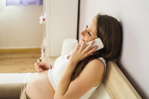 Žena mluví na mobilním telefonu — Stock fotografie