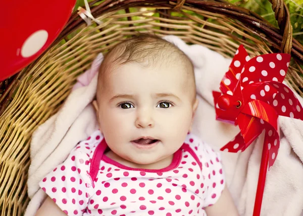 Bebê menina deitada na cesta — Fotografia de Stock